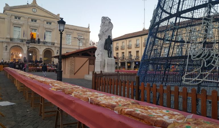 Imagen de archivo del reparto del Roscón de Reyes en la Plaza Mayor de Palencia