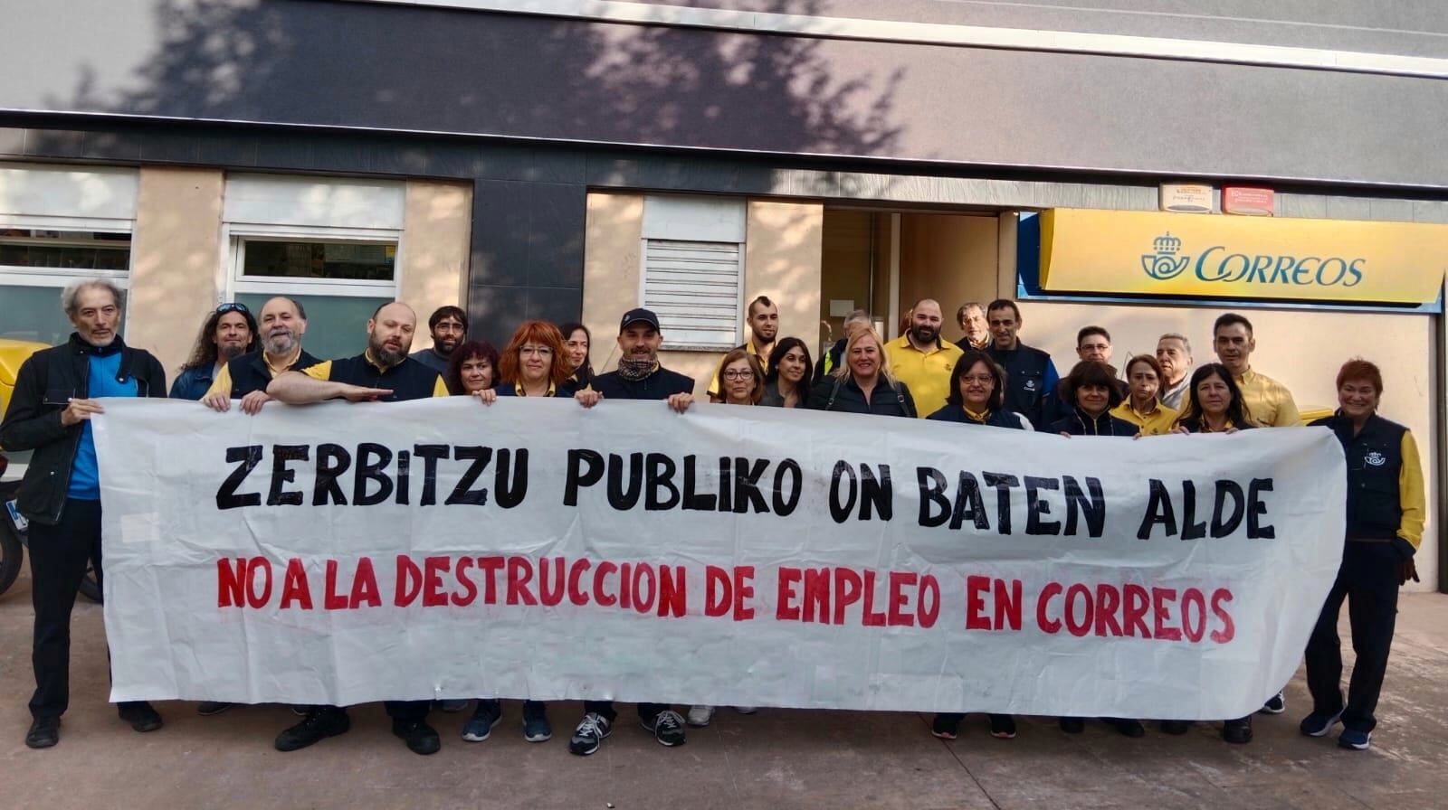 La plantilla de Correos de Irun concentrada | Fuente: LAB