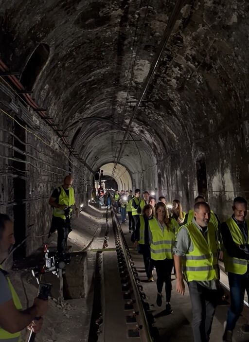 Els visitants han arribat a l'estació de Correus caminant per les vies