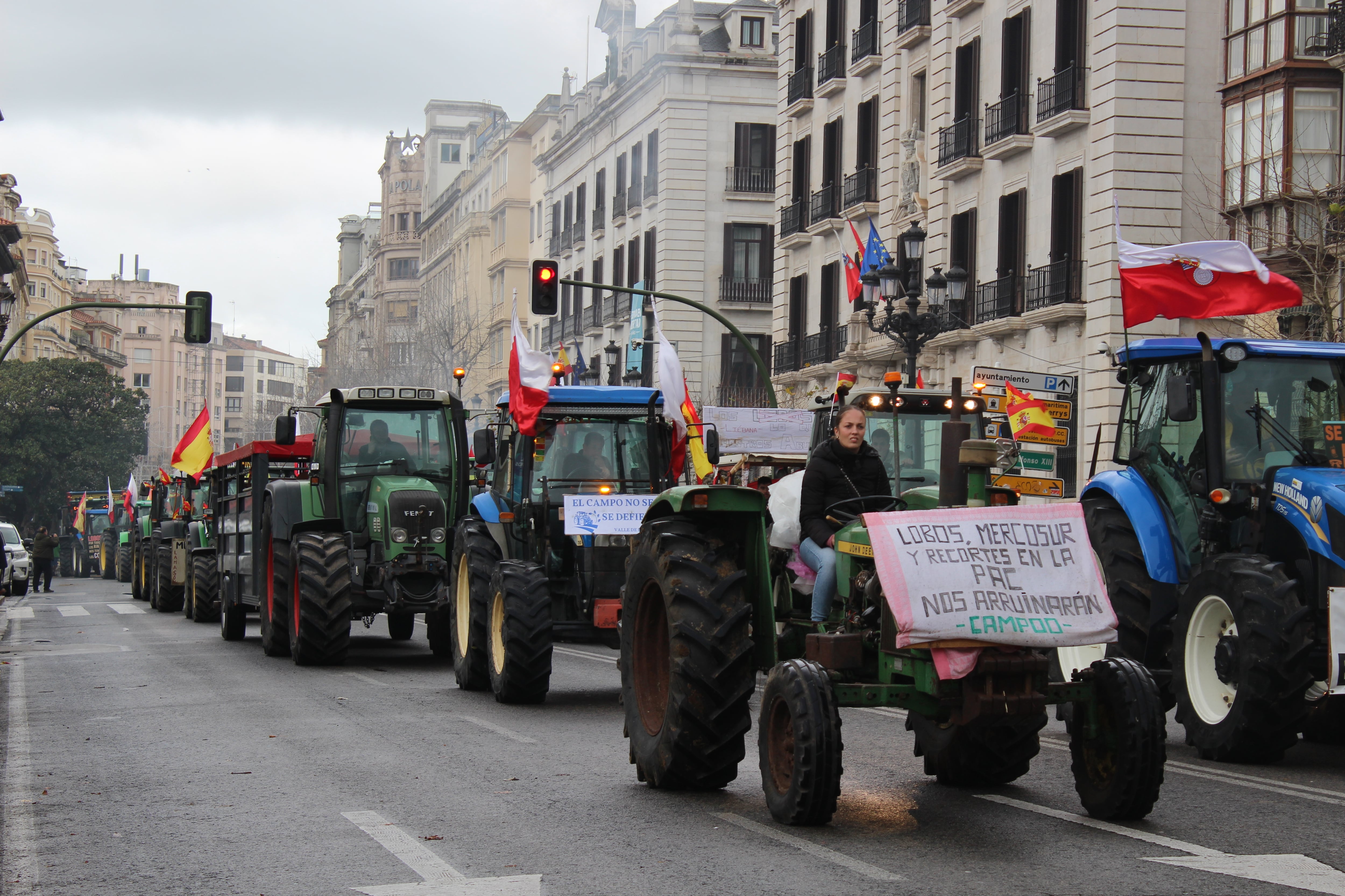 FOTODELDIA SANTANDER, 10/01/2026.- Los ganaderos que han pasado la noche con sus tractores en Santander, frente a la Delegación del Gobierno, han emprendido la marcha de vuelta a sus explotaciones este sábado, tras las protestas que tuvieron lugar este viernes por la firma del tratado de la de la Unión Europea con Mercosur y los recortes de las ayudas de la PAC.  EFE/Eva Garcia