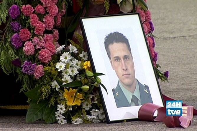 Compañeros del agente Fernando Trapero portan su féretro mientras entonan la marcha 'Adiós polilla'