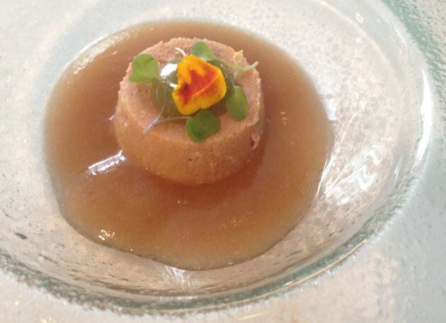 Foie, crema de pera y gel de romero.