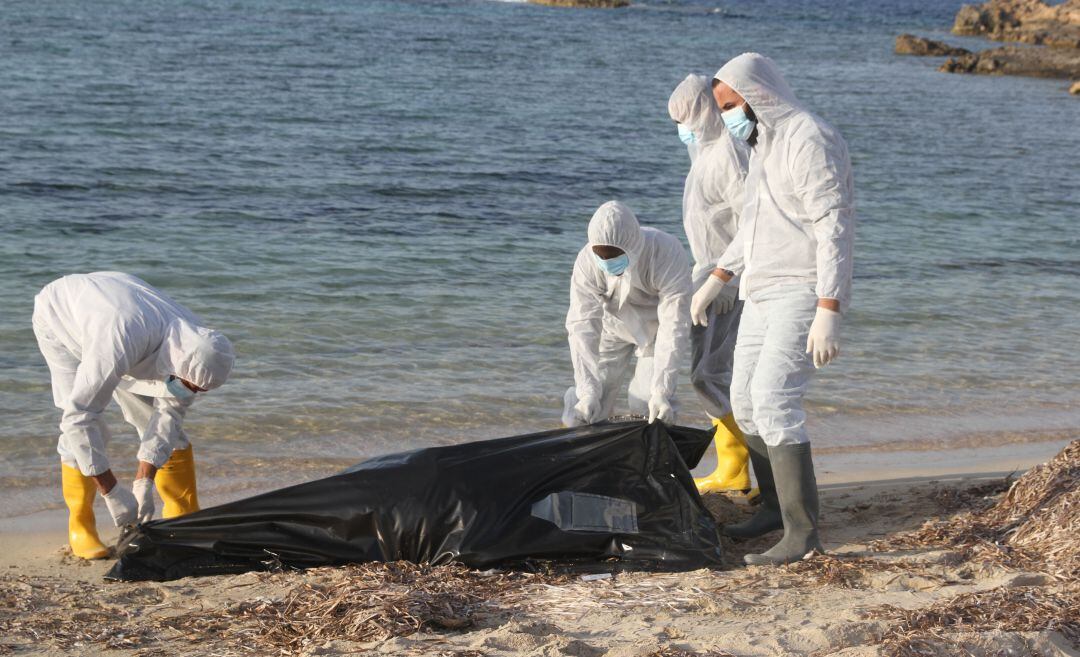 Casi 30 migrantes pierden la vida en las costas libias.