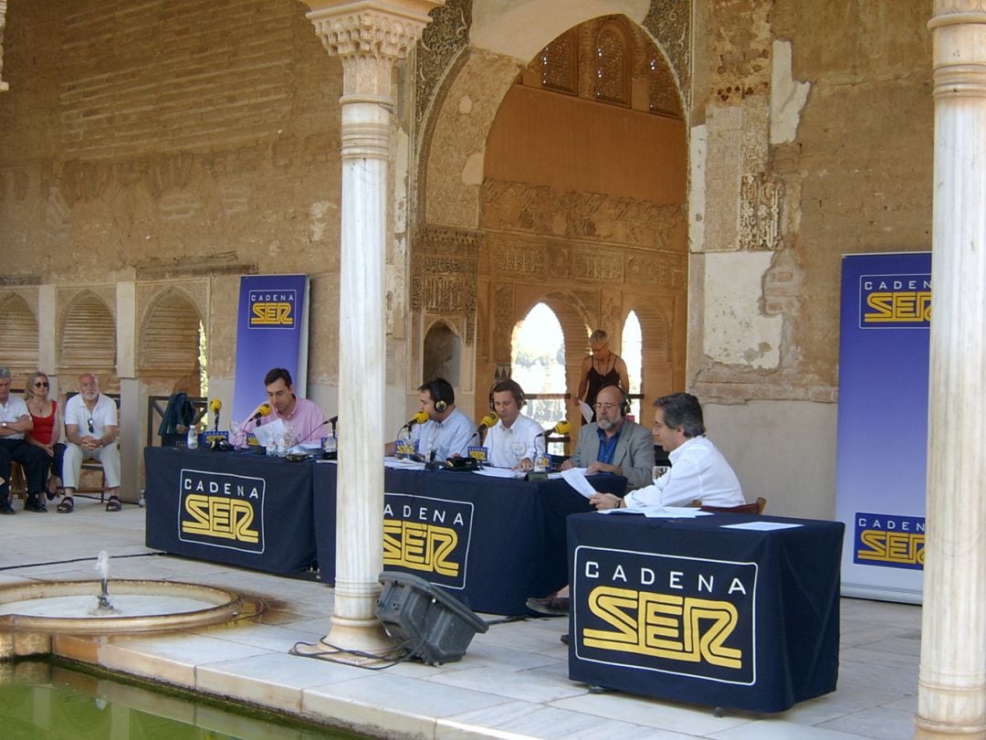 Iñaki Gabilondo realiza su último &#039;Hoy por Hoy&#039; fuera del estudio. Fue en la Alhambra, en El Partal, el 24 de junio de 2005