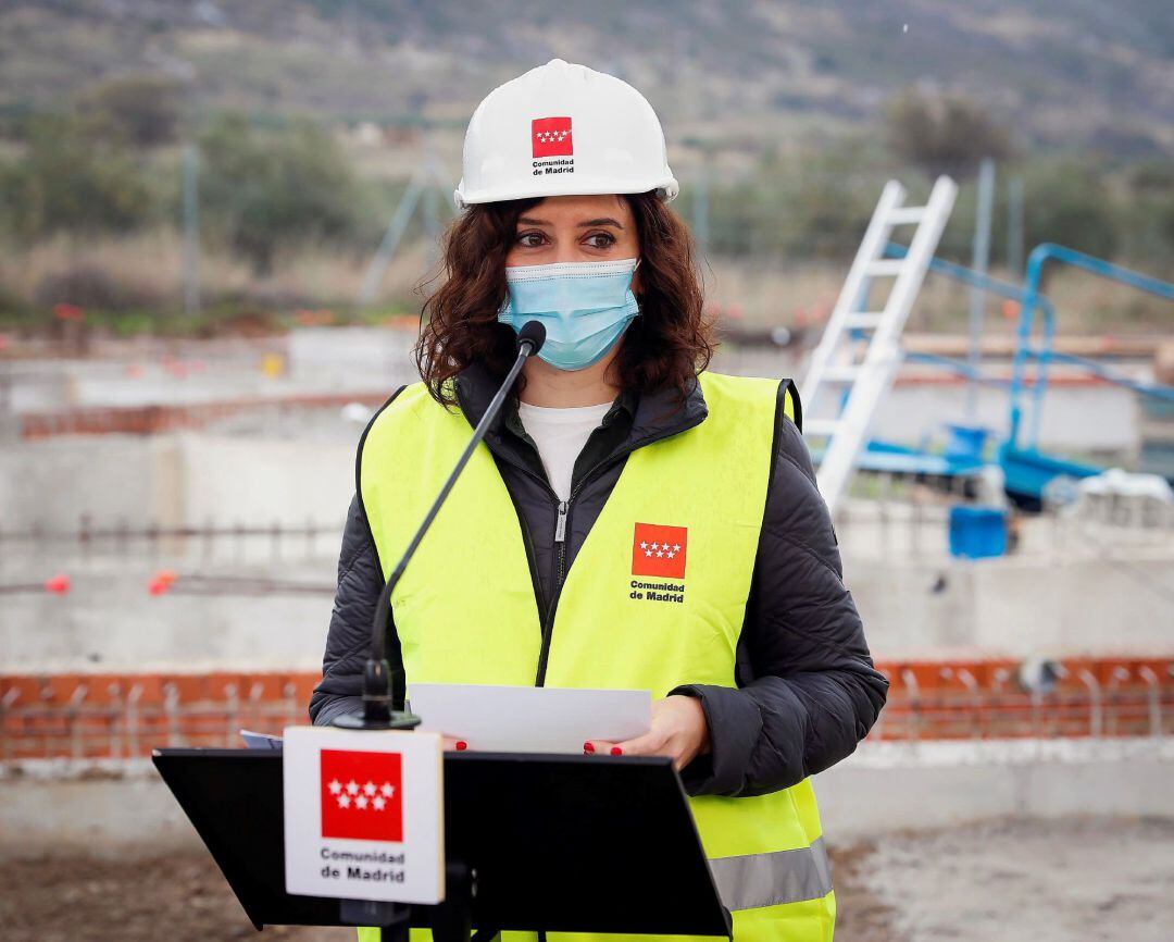 (ARCHIVO) La presidenta de la Comunidad de Madrid, Isabel Díaz Ayuso, visita una promoción de la Agencia de Vivienda Social (AVS)