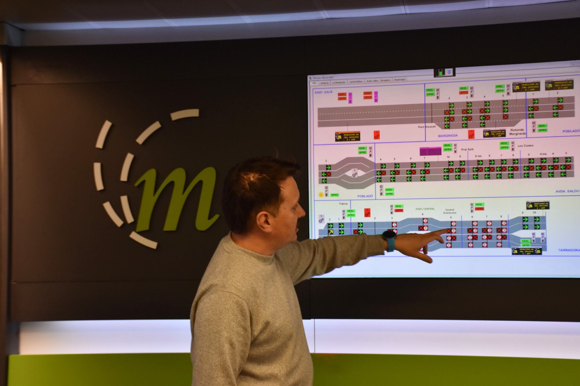 El cap d’àrea de Mobilitat, Dani Boneta, davant les pantalles del centre nacional del trànsit durant la presentació de la prova pilot a la CG1