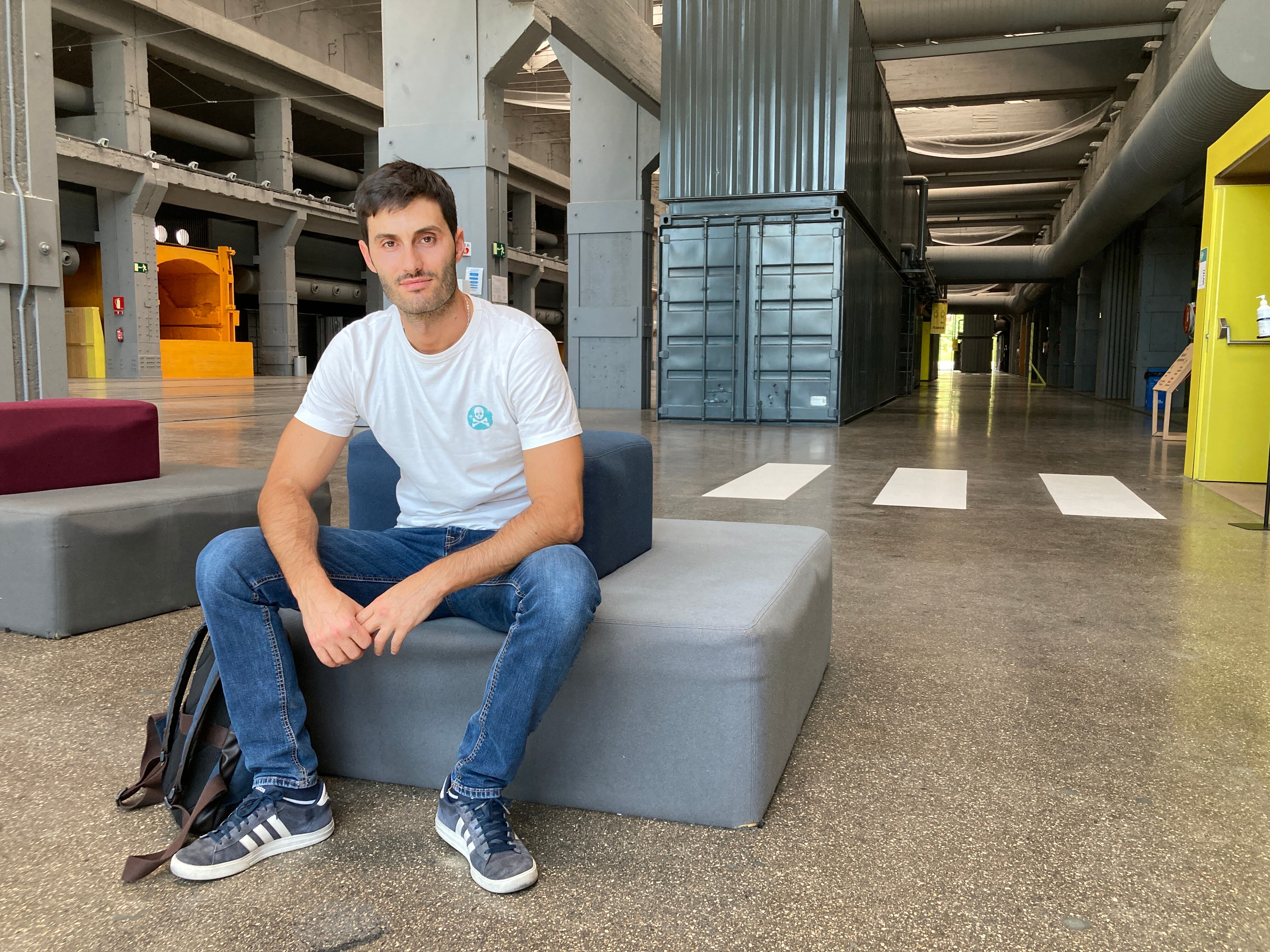 Gabriel Ramas, uno de los fundadores de Encantado de Comerte, en el centro de emprendimiento La Nave, sede de su empresa