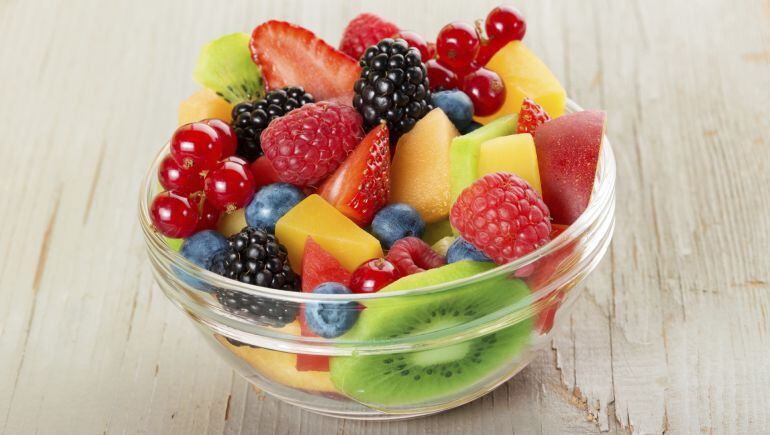 Cenar frutas no es una solución para adelgazar. Mejor distribuirlas durante el día. 