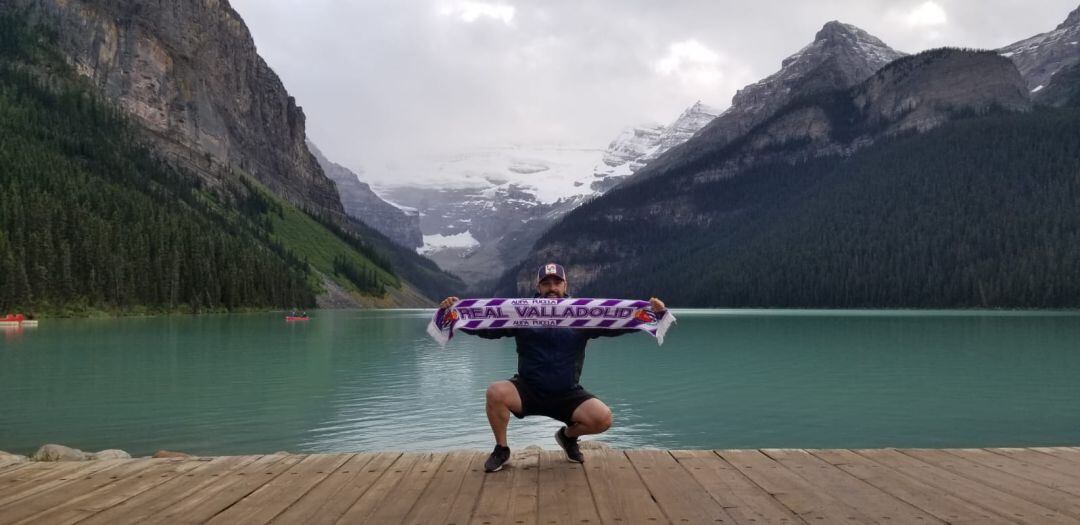 Gerardo en Canadá con la bufanda del Real Valladolid