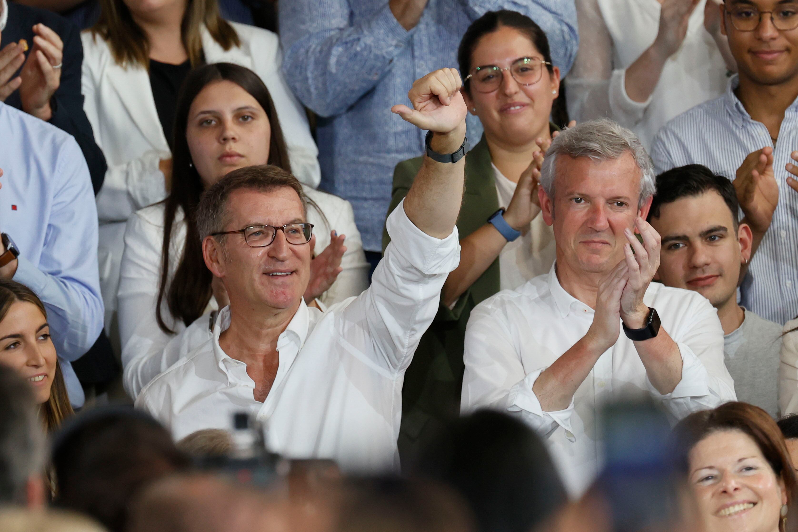 El presidente del Partido Popular, Alberto Núñez Feijóo (i), y el presidente do PP de Galicia, Alfonso Rueda, al final del acto que celebra el partido, este domingo en Santiago de Compostela. EFE/Lavandeira jr