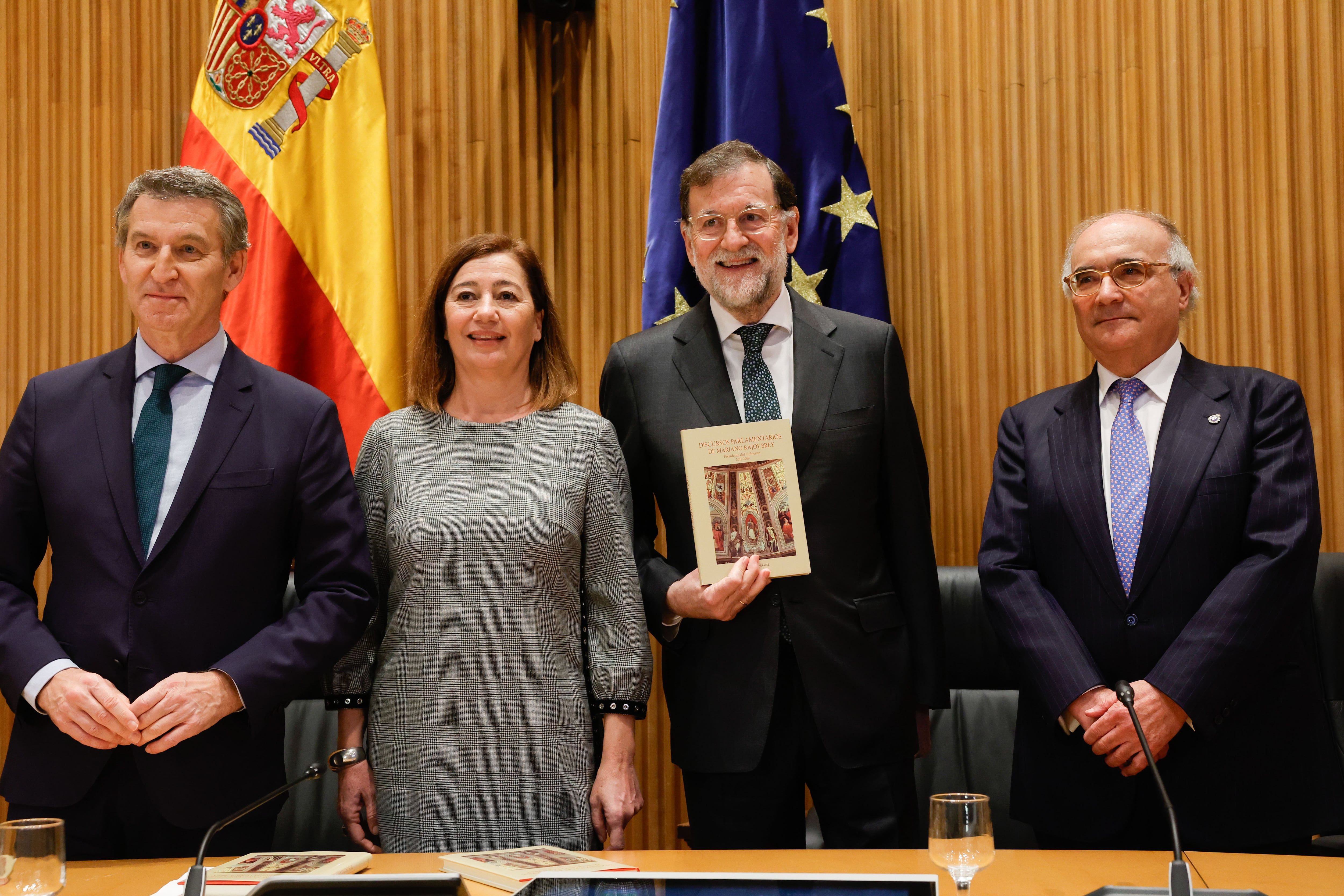 La presidenta del Congreso, Francina Armengol, el expresidente del Gobierno Mariano Rajoy (2d) y el líder del PP, Alberto Núñez Feijóo (i) durante la presentación en el Congreso del libro &#039;Discursos parlamentarios de Mariano Rajoy Brey, Presidente del Gobierno 2011-2018&#039;