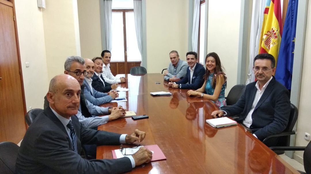 La consellera Carolina Pascual (de azul y al lado de las banderas) presidiendo el encuentro
