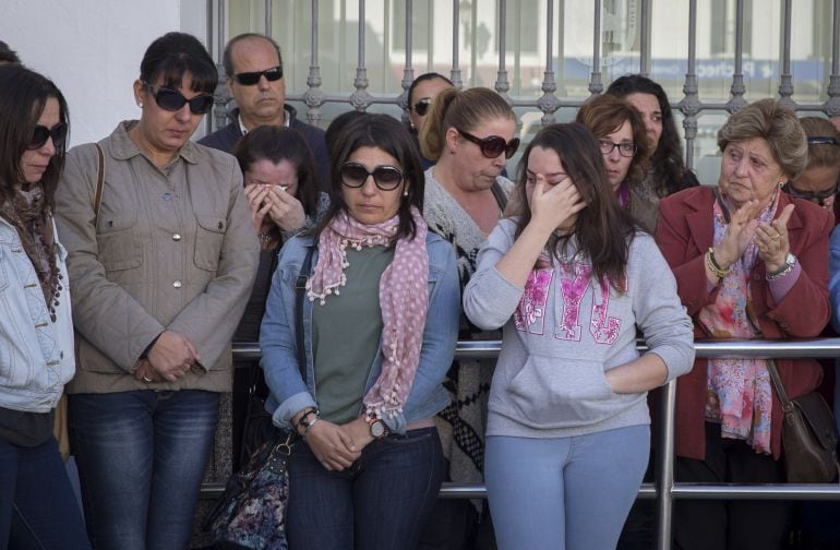 Muestras de dolor de algunos de los vecinos de Sanlúcar la Mayor (Sevilla) que se han concentrado hoy ante las puertas del Ayuntamiento por el crimen ocurrido esta madrugada en un domicilio de la localidad en el que un hombre ha matado a su mujer de un di