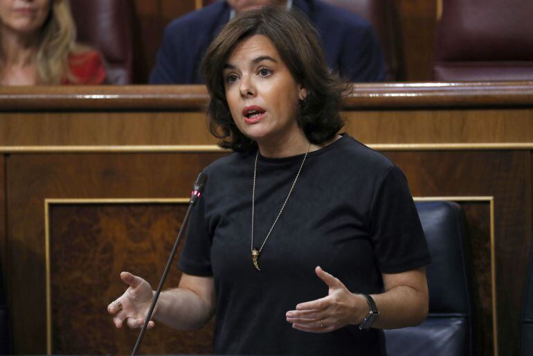 La vicepresidenta del Gobierno, Soraya Sáenz de Santamaría, durante su intervención en la sesión de control al Ejecutivo.