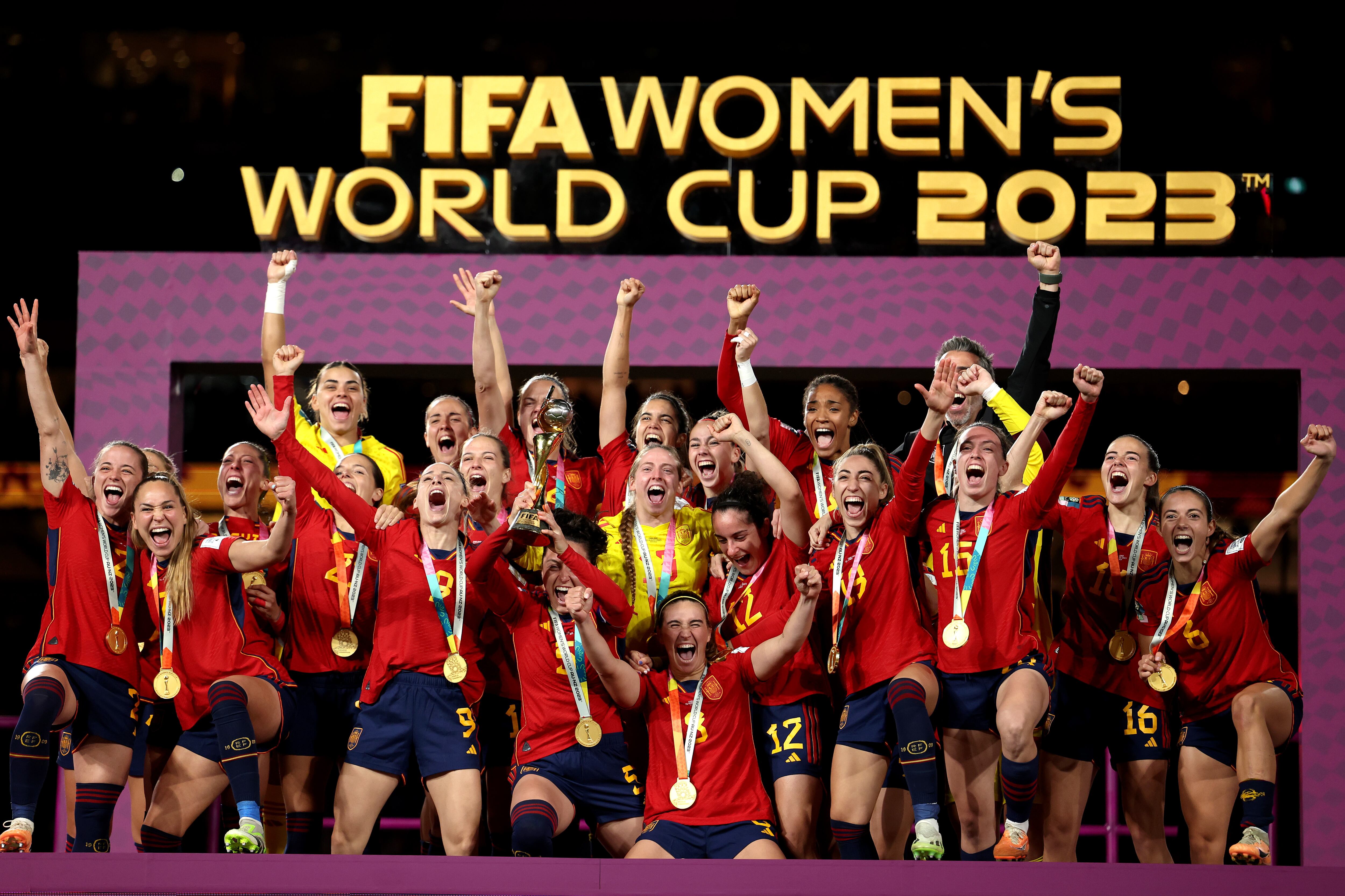 Ivana Andrés eleva al cielo de Sidney la copa de campeonas del mundo. (Photo by Maddie Meyer - FIFA/FIFA via Getty Images)