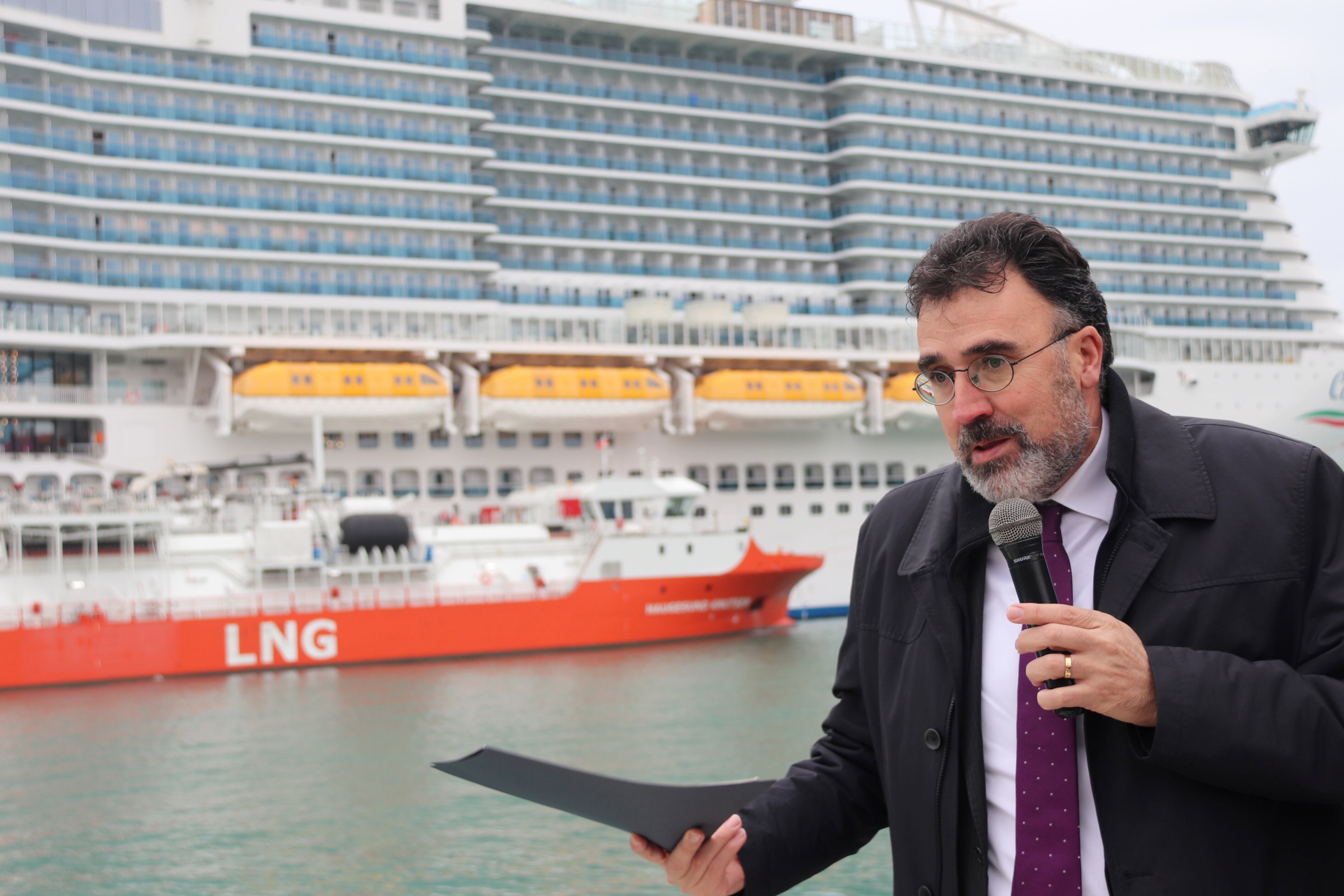 El president del Port de Barcelona, Lluís Salvadó, davant d&#039;un creuer propulsat amb gas natural liquat (GNL)