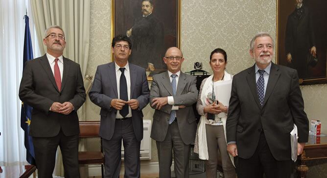 El ministro de Hacienda y Administraciones Públicas, Cristóbal Montoro; el secretario de Estado de Administraciones Públicas, Antonio Beteta, y la secretaria general de Coordinación Autonómica y Local, Rosario Navarro Heras, antes de la reunión que han ma