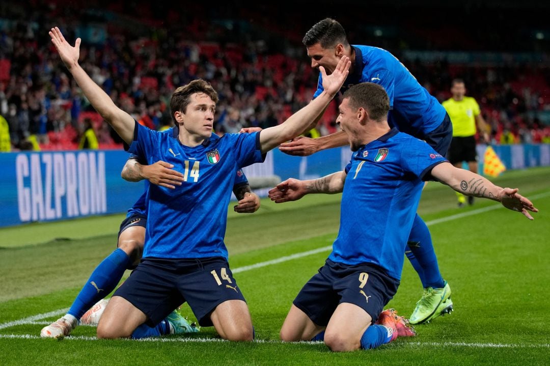 Chiesa celebrando junto a sus compañeros italianos su gol en la prórroga