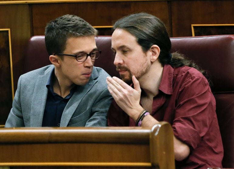 El líder de Podemos, Pablo Iglesias (d) junto al portavoz del partido Íñigo Errejón, en el Congreso