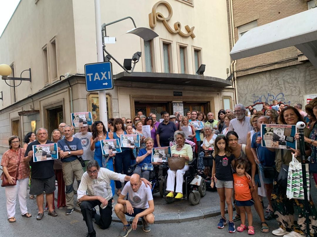 Los manifestantes, momentos antes de comenzar su asamblea a las puertas del Cine Rex