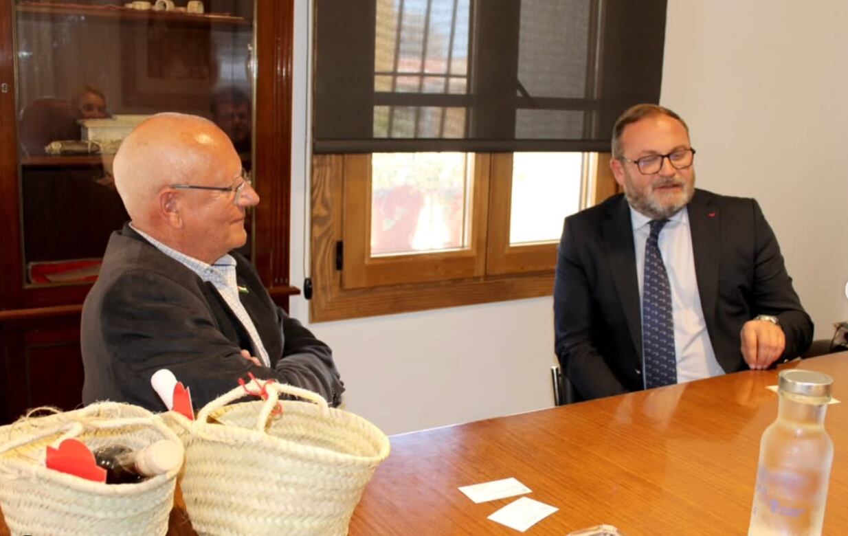 Vicent Grimalt, alcalde de Dénia y el Cónsul general de Rumanía en Valencia, Bogdan Stanescu