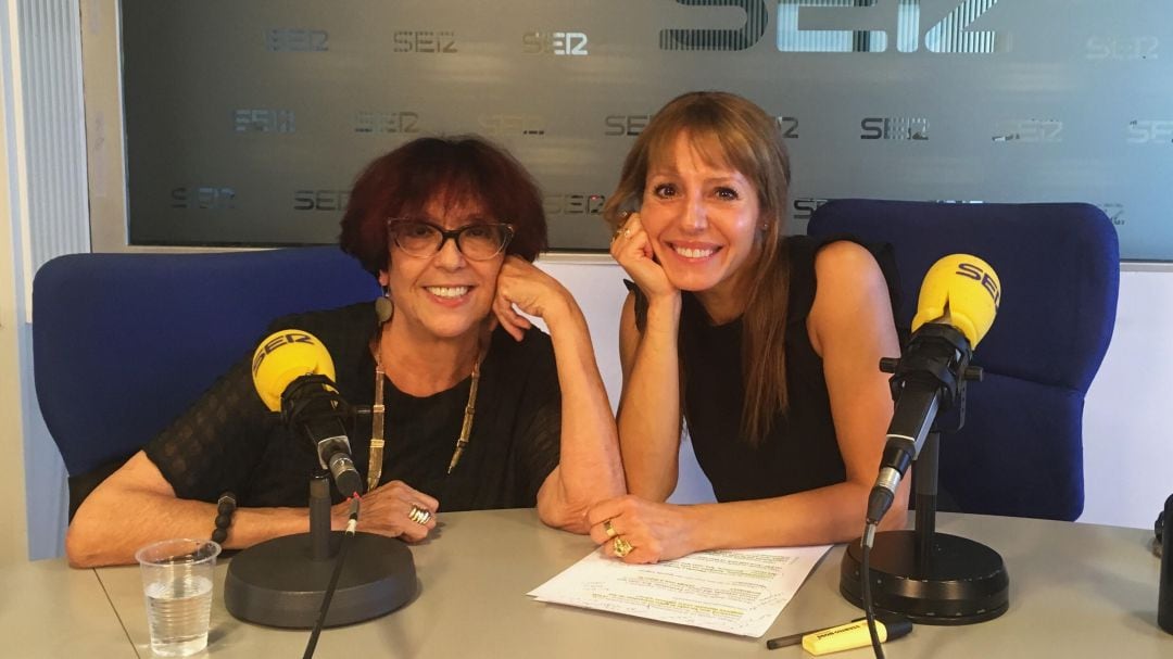 Maruja Torres, con Macarena Berlín en los estudios de la Cadena SER. 