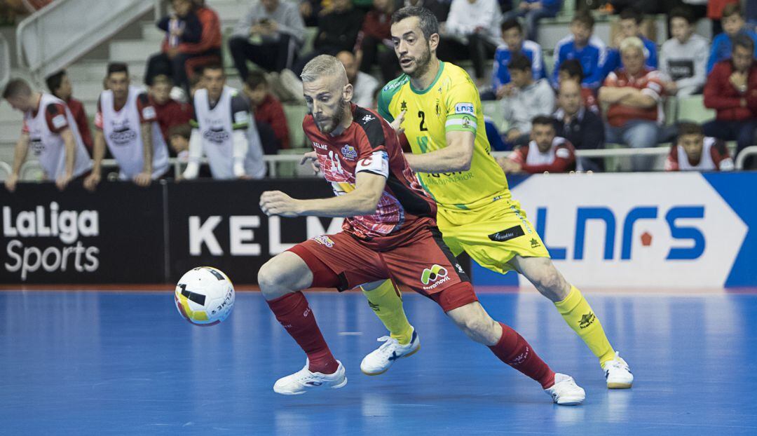 Mauricio intenta quitar el balón a un jugador del Pozo Murcia.