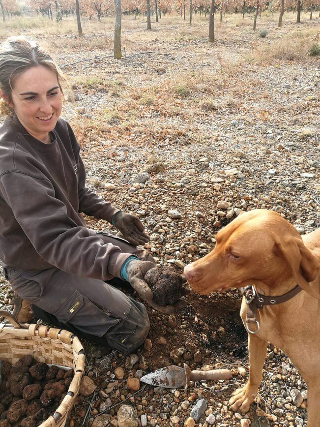 Una de las mujeres que ha podido poner en marcha un negocio de trufa en el medio rural gracias a las ayudas