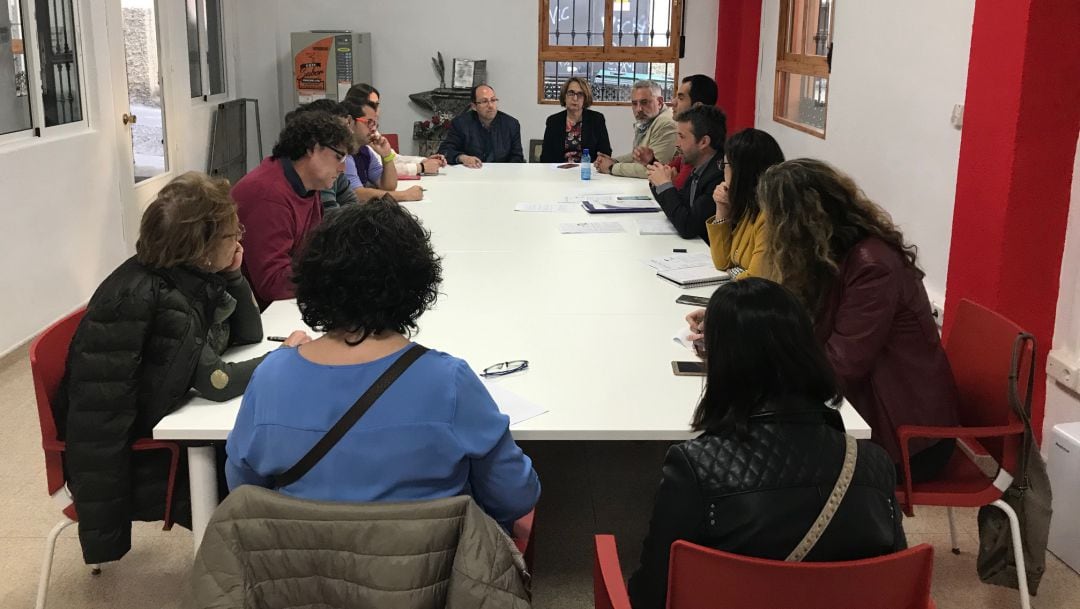 Reunión entre el PSOE y la comunidad escolar