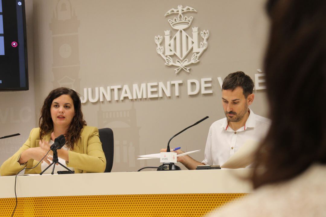 Los vicealcaldes de València, Sergi Campillo y Sandra Gómez, en la rueda de prensa tras la Junta de Gobierno Local del viernes 5 de junio.