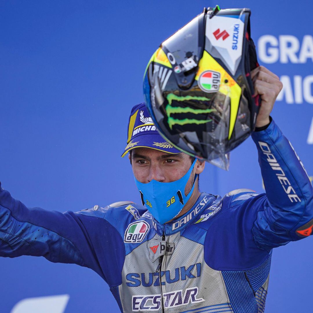 Joan Mir celebra su primera posición en MotoGP.