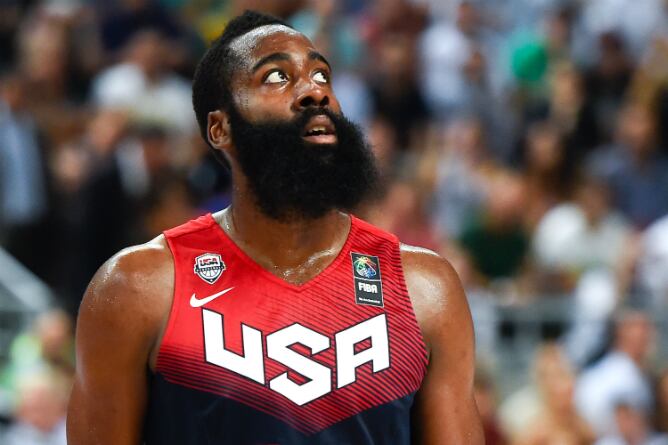 James Harden observa el marcador