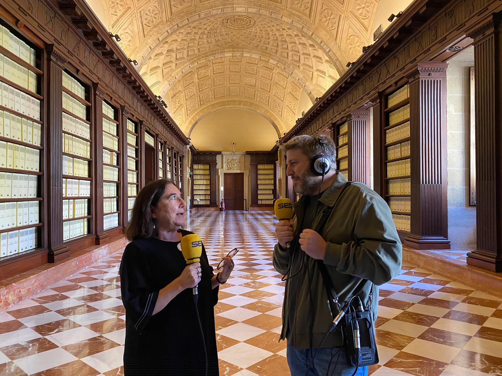 Esther Cruces y Aimar Bretos en el Archivo General de Indias