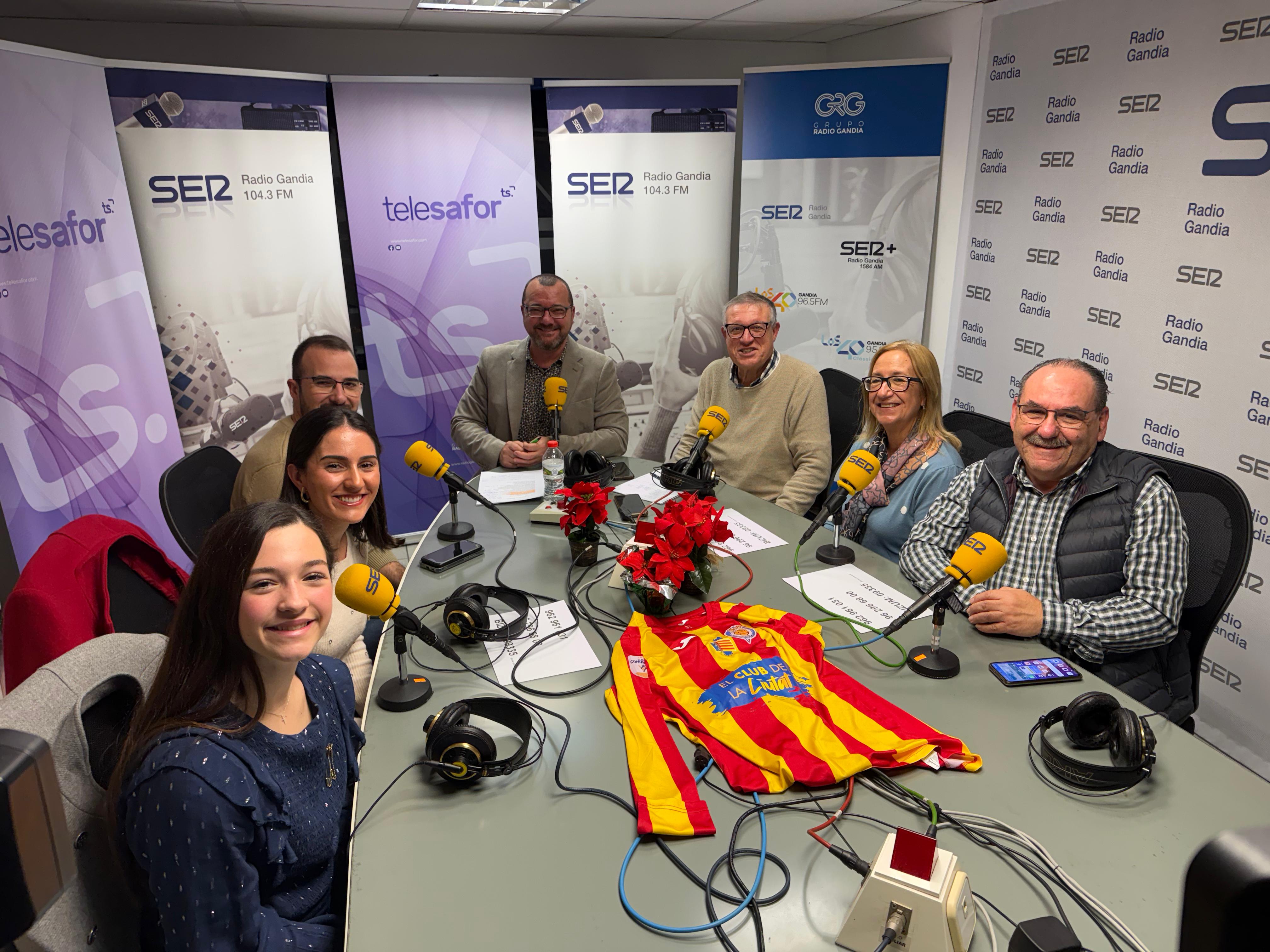 El periodista Daniel Ardid junto a Juan Miguel Lloret, presidente de la Fundación del Preventorio, la padrina de la Semana Santa y presidente de la Junta Mayor de Hermandades, así como las Falleras Mayores de Gandia y un representante de la FdF.