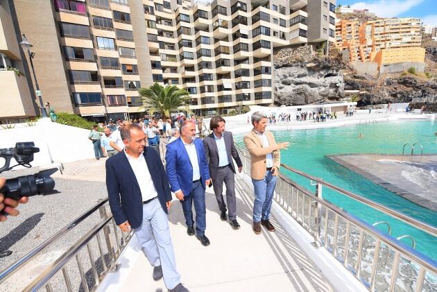 El subdelegado del Gobierno (i), Jesús Javier Plata, acompañado de Escolástico Gil, alcalde de El Rosario, Carlos Alonso, presidente del Cabildo de Tenerife y Alberto Bernabé, consejero de Turismo del Gobierno insular revisan cómo han quedado las instalac