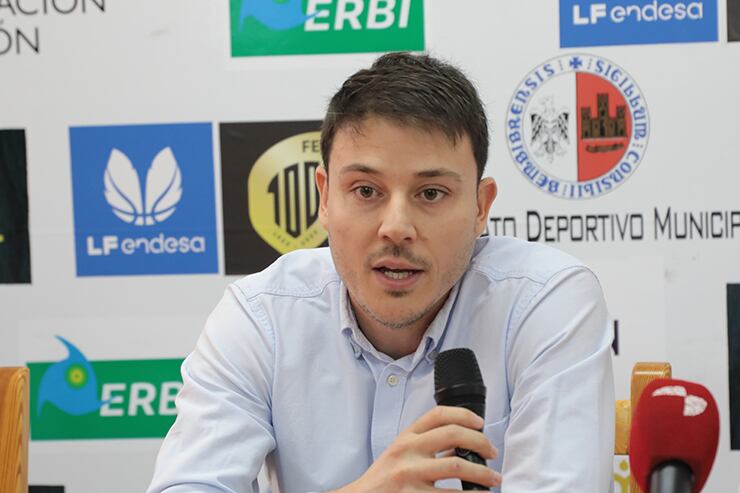 El técnico andaluz agradeció la apuesta del club por su contratación