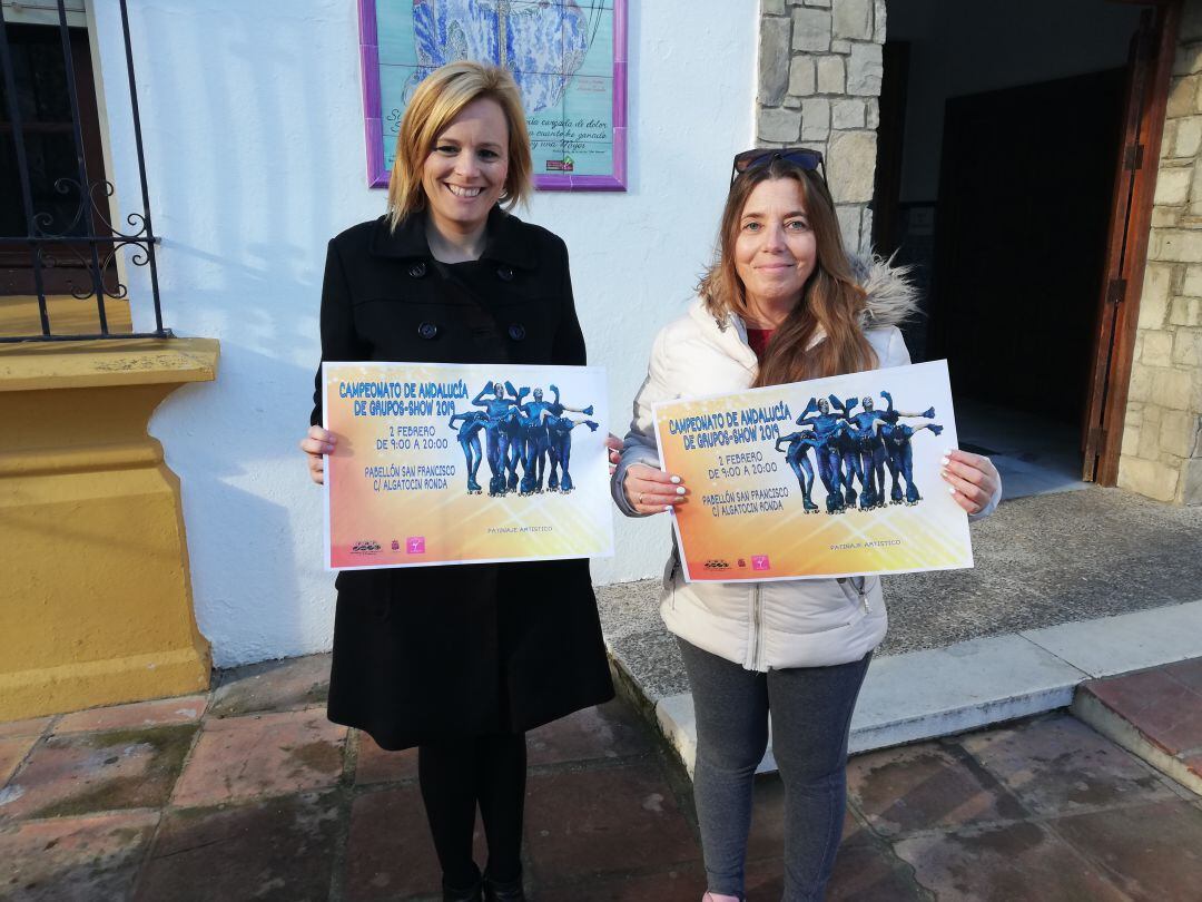 María José Sánchez, delegada municipal de Deportes, junto a Azucena Pastora, monitora de la escuela de patinaje de Ronda