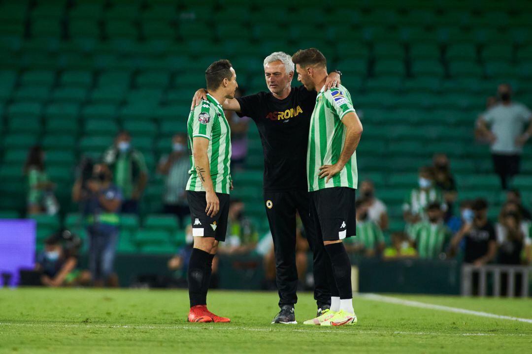 El capitán del Betis, Joaquín Sánchez, es saludado, junto a Guardado, por José Mourinho a la conclusión del último amistoso disputado contra la Roma en el Villamarín.