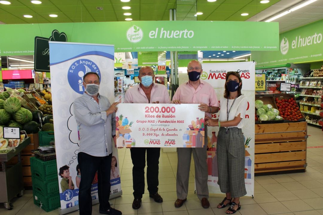 Fundación MAS, entregando 2.000 kilos de alimentos a S.O.S. Ángel del Guardia en el establecimiento de Supermercados MAS del barrio de los Bermejales de Sevilla.