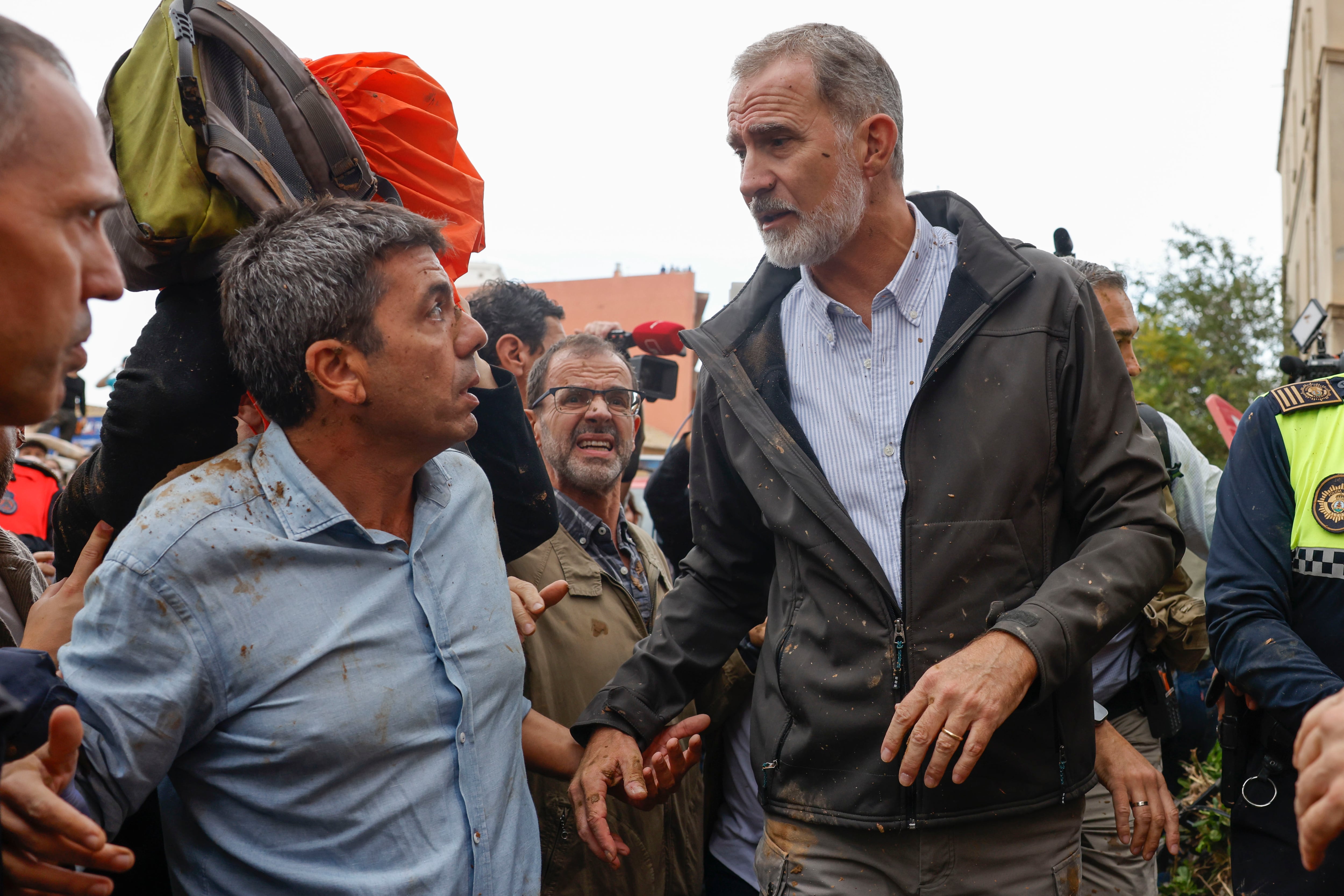 El rey Felipe junto al president de la Generalitat, Carlos Mazón, durante su visita a Paiporta