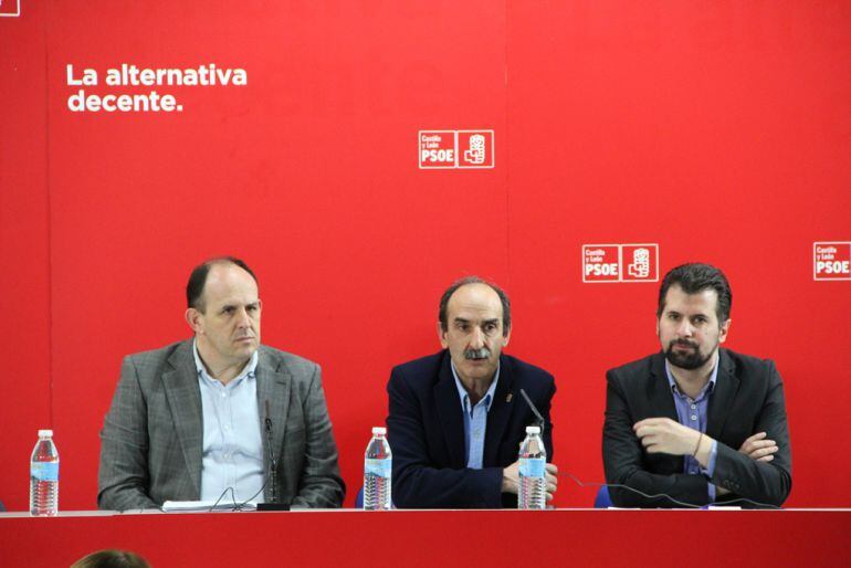 El secretario regional del PSOE, Luis Tudanca, acompañado del secretario provincial de Segovia, José Luis Acebes y el alcalde de Nava de la Asunción, Juan José Maroto, en el centro