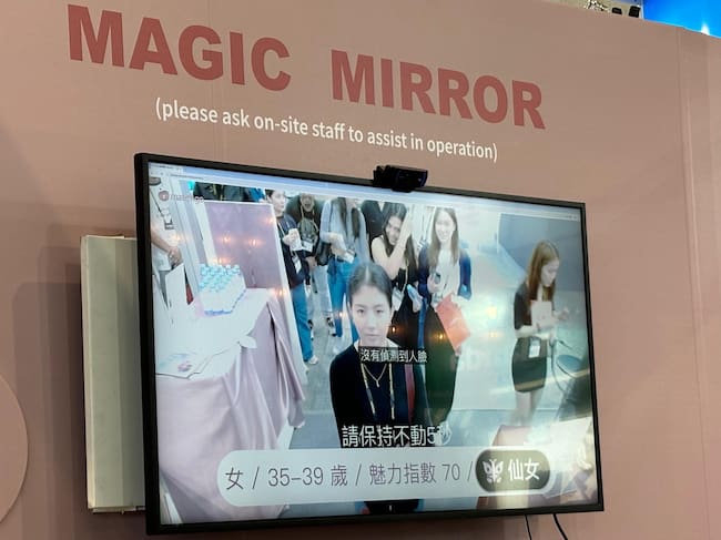 Una mujer se expone al espejo mágico.