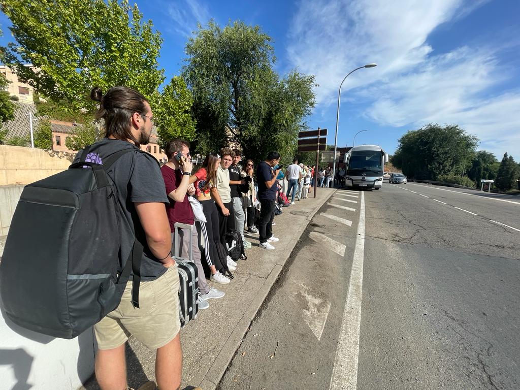 Los usuarios de todas las líneas de autobús con origen o destino Toledo, esperan en la calle