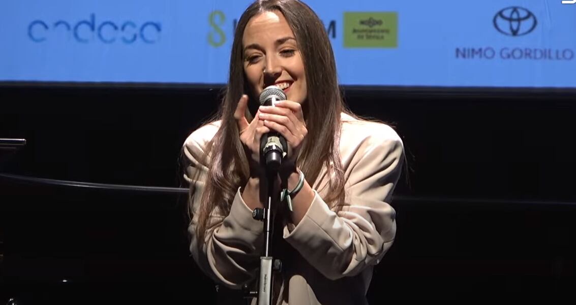 Actuación de María Carrasco durante la Gala de la Rosa de Pasión 2023