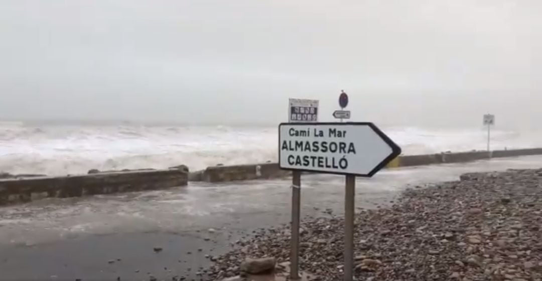 Temporal en una playa cerca de Almassora