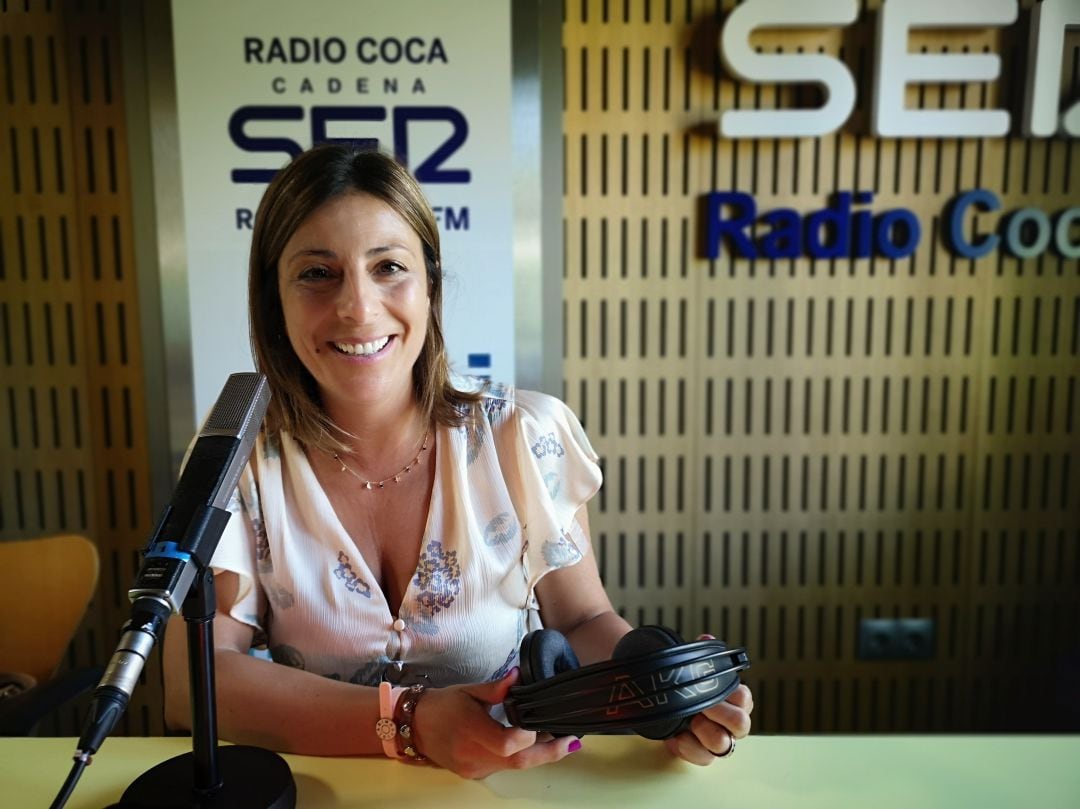 La alcaldesa rondeña en el estudio de Radio Coca SER Ronda durante su último paso por la emisora