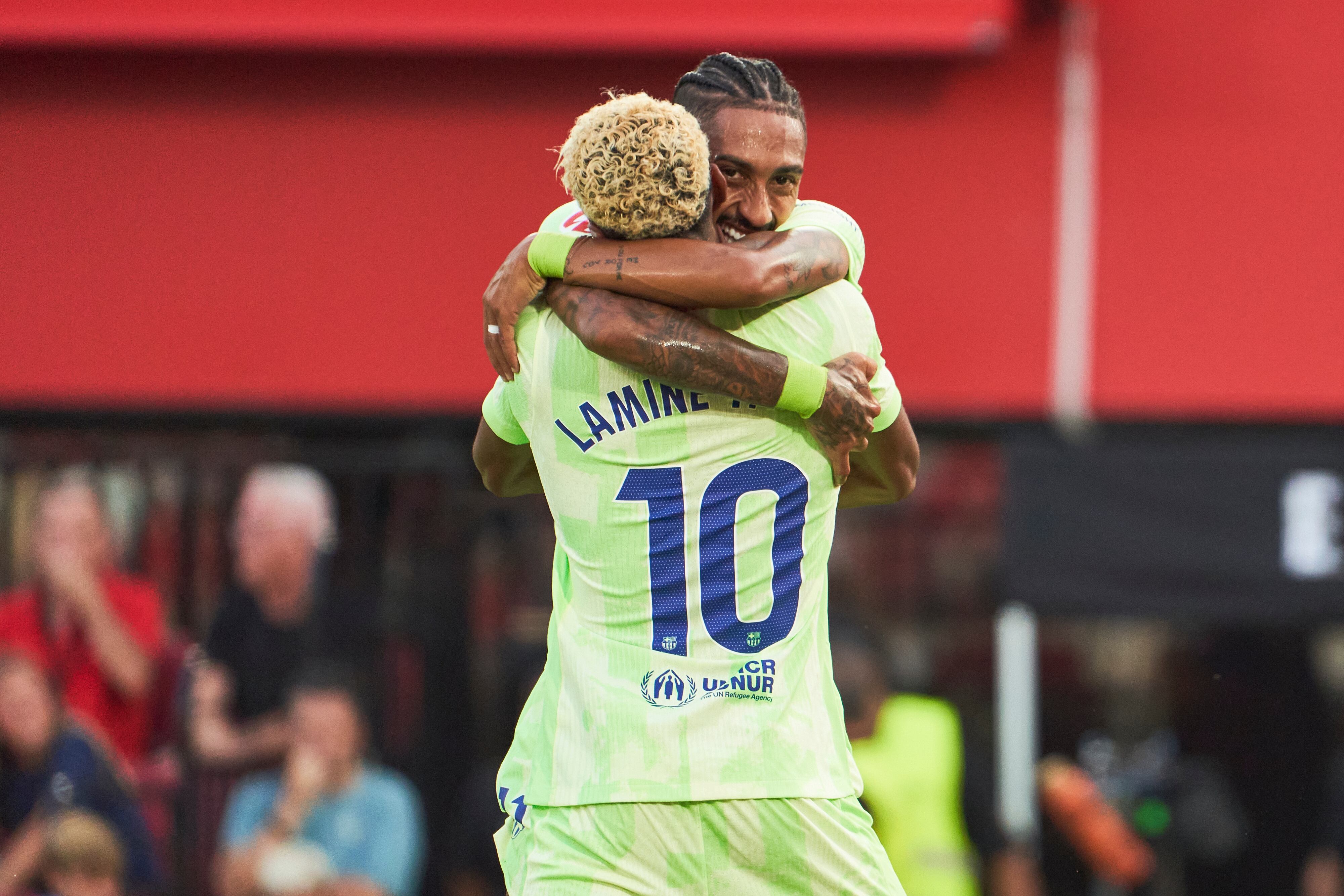 Raphinha celebra con Lamine Yamal el primer gol del FC Barcelona ante el Mallorca en Son Moix. (Foto: Rafa Babot/Getty Images)