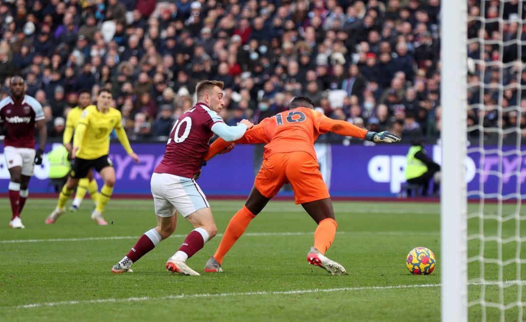 Mendy en la jugada del penalti ante Bowen