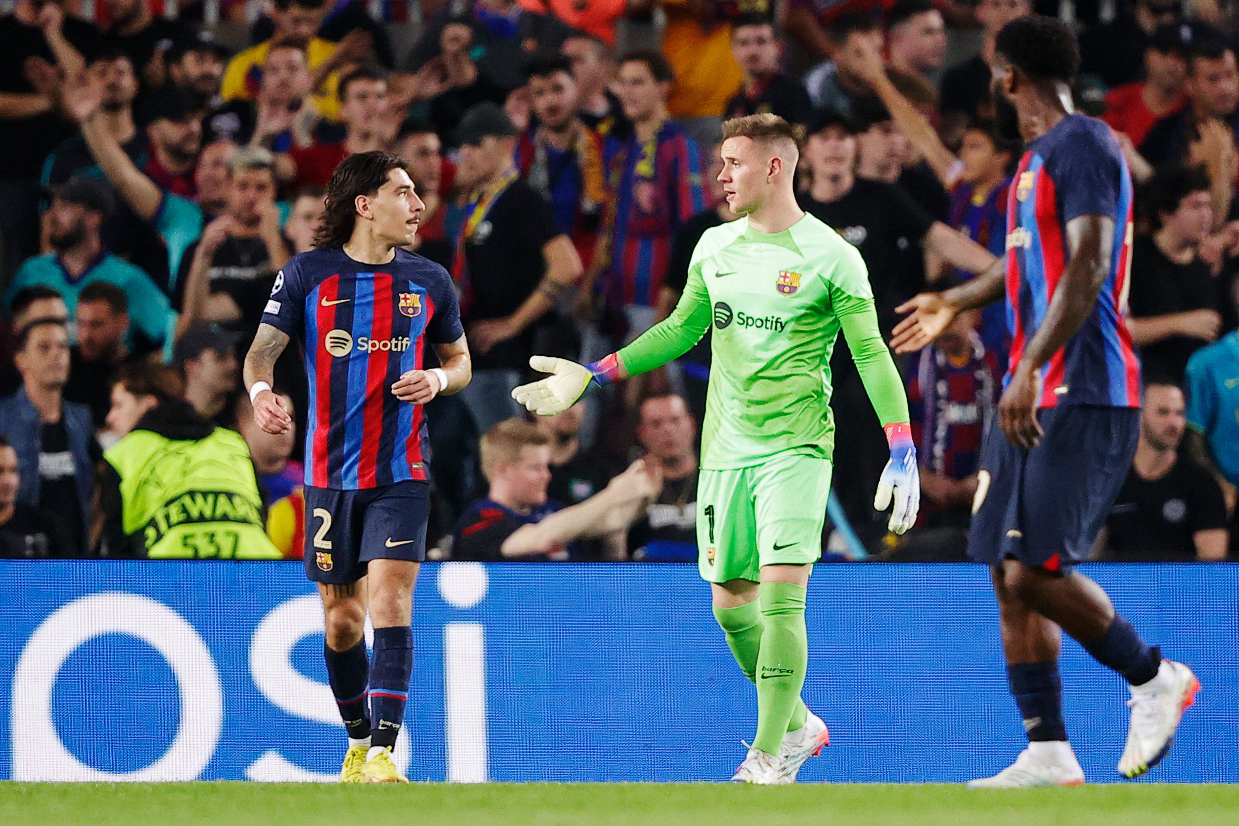 Ter Stegen y Bellerín, tras el gol del Bayern.