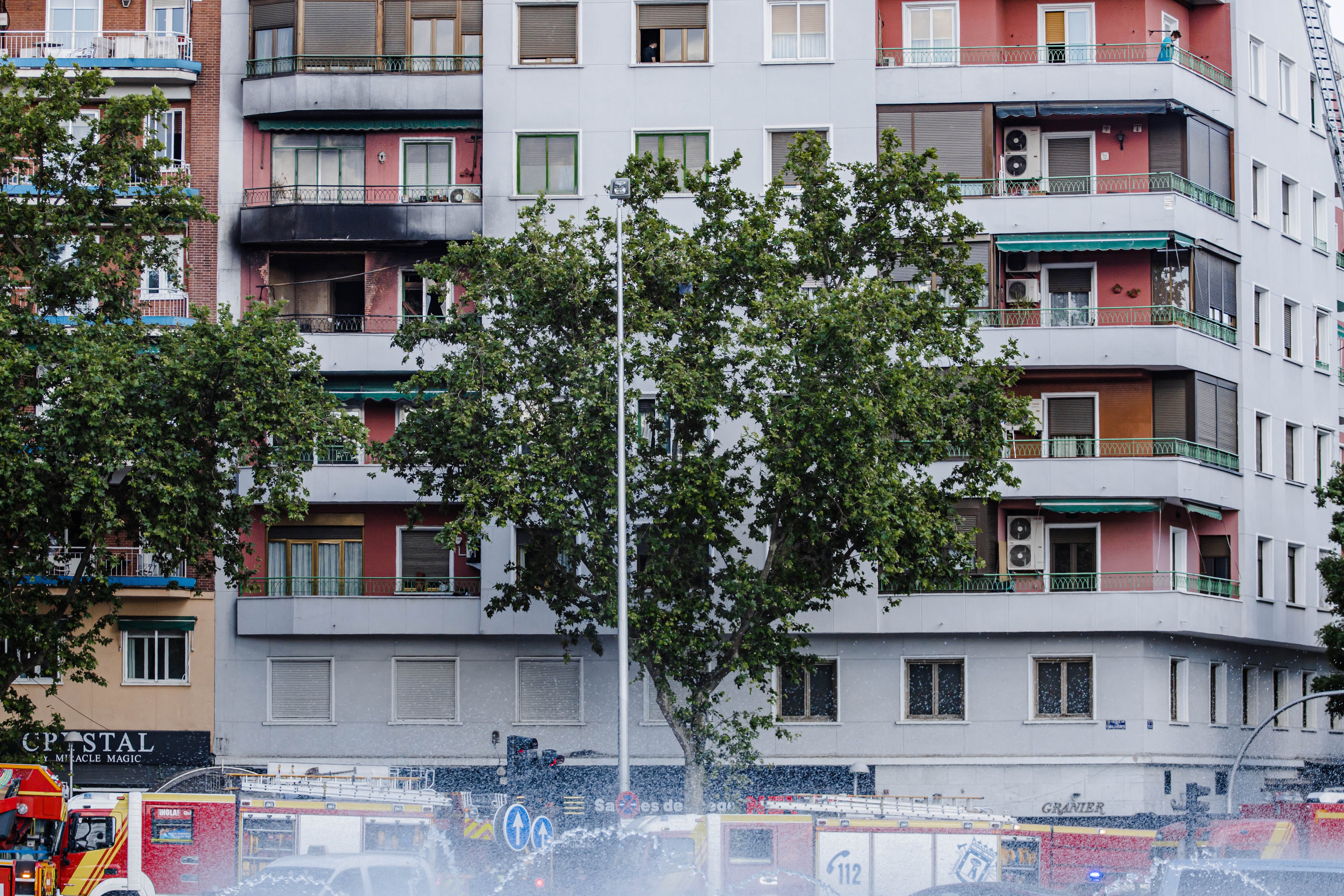 El edificio de la glorieta de Embajadores en el que se ha producido un incendio este martes 